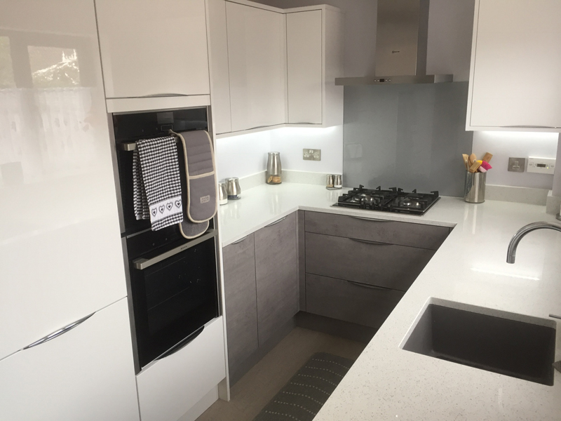 Contemporary White Gloss and Concrete 16 IMG 0028 1