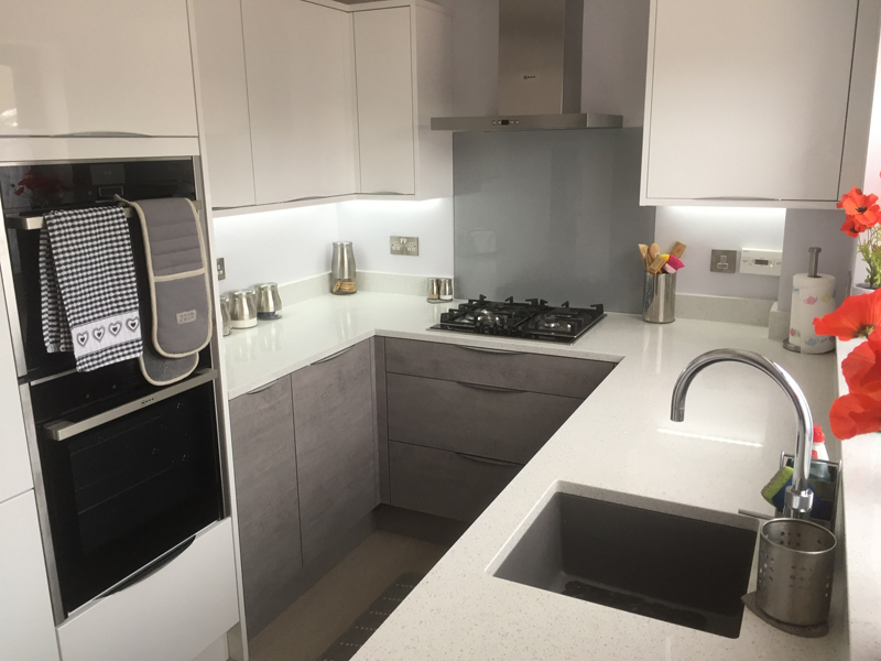 Contemporary White Gloss and Concrete 17 IMG 0029
