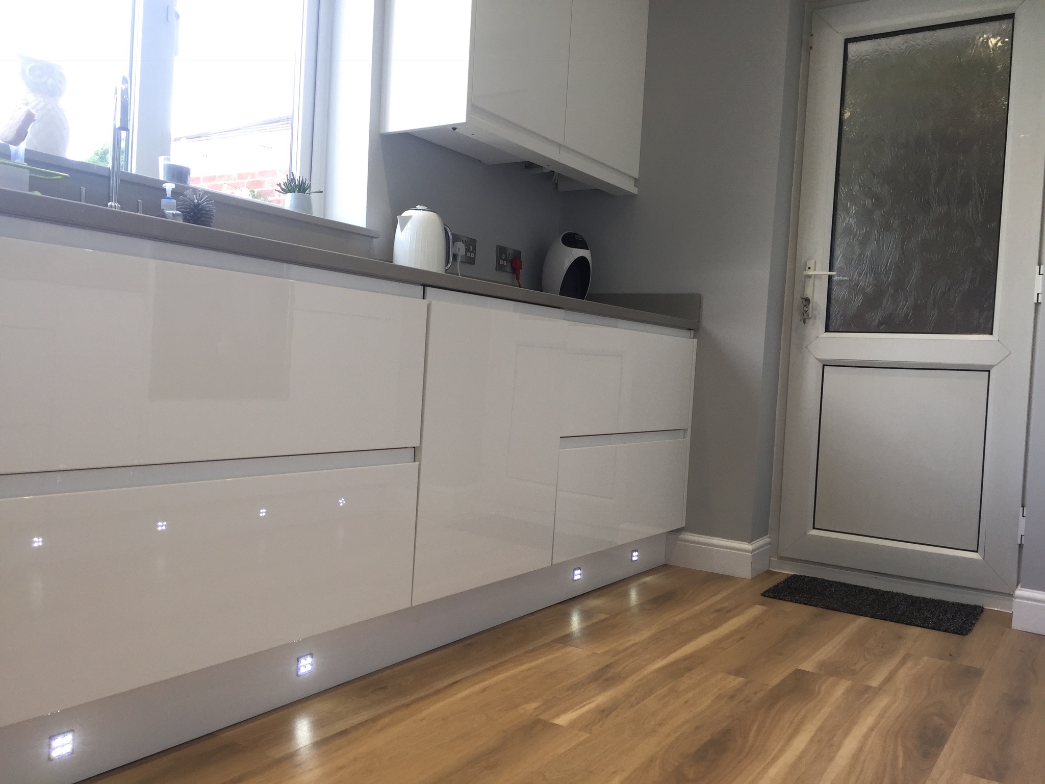 Small Handleless Slab Gloss White 3 IMG 0012 1