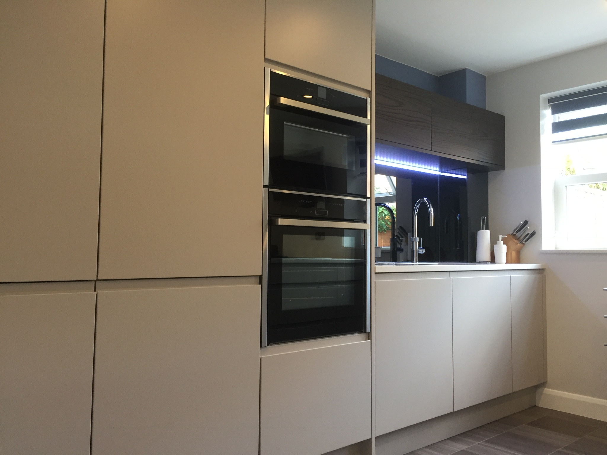 Handleless Gloss Cashmere and Dark Walnut Effect 1 IMG 0017