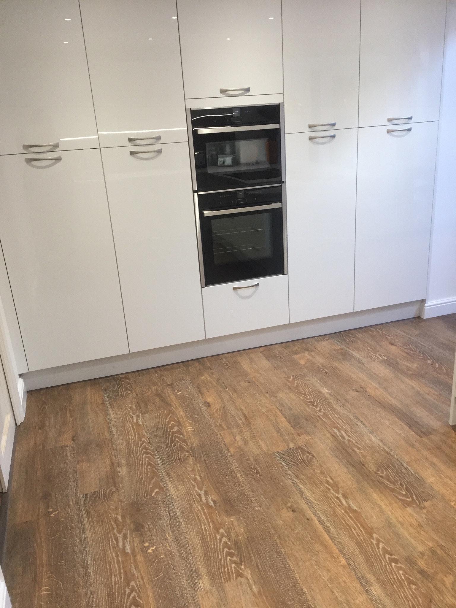Slab White Gloss kitchen with Handles 3 IMG 0020