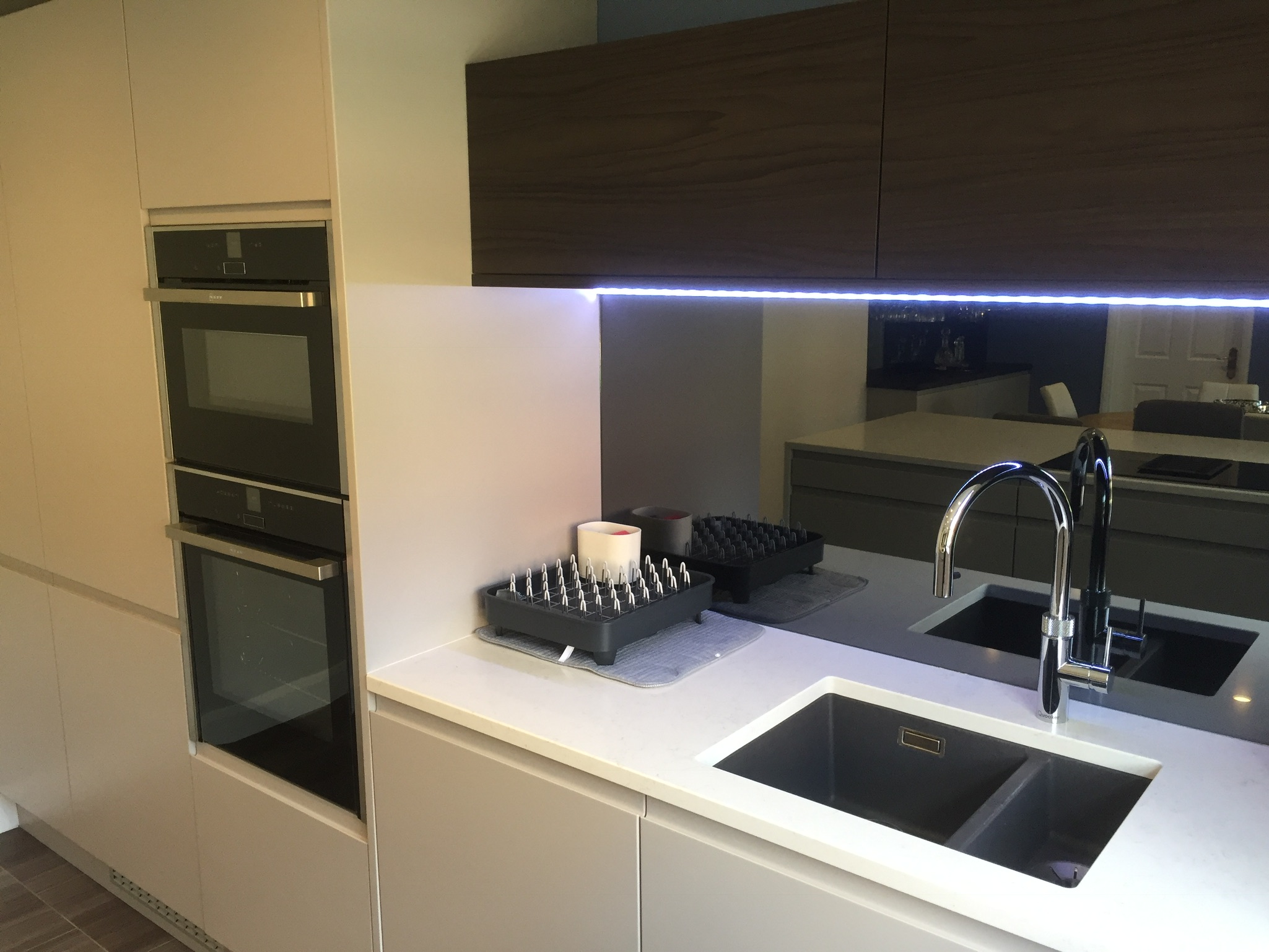 Handleless Gloss Cashmere and Dark Walnut Effect 5 IMG 0021