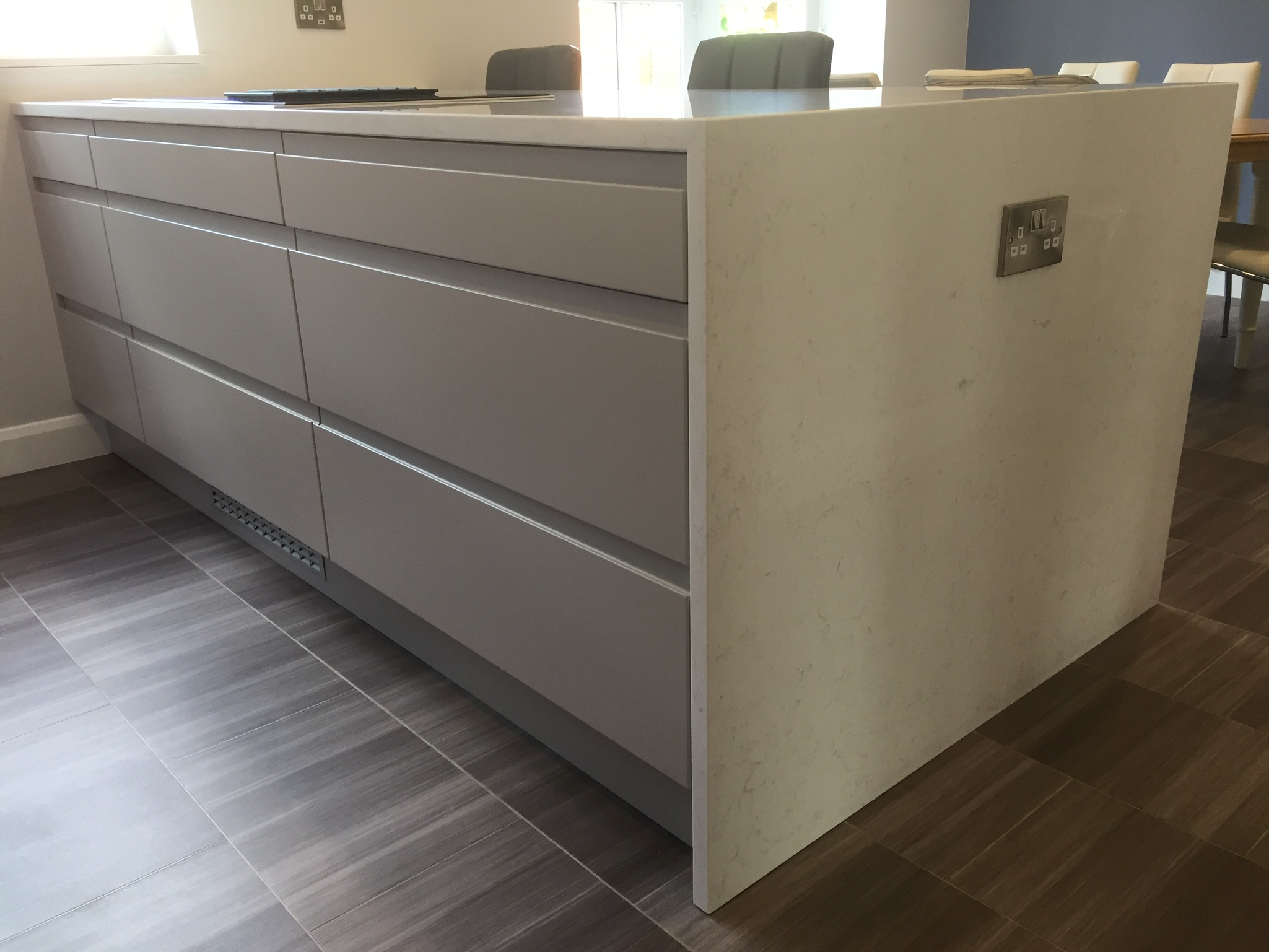 Handleless Gloss Cashmere and Dark Walnut Effect 2 IMG 0027