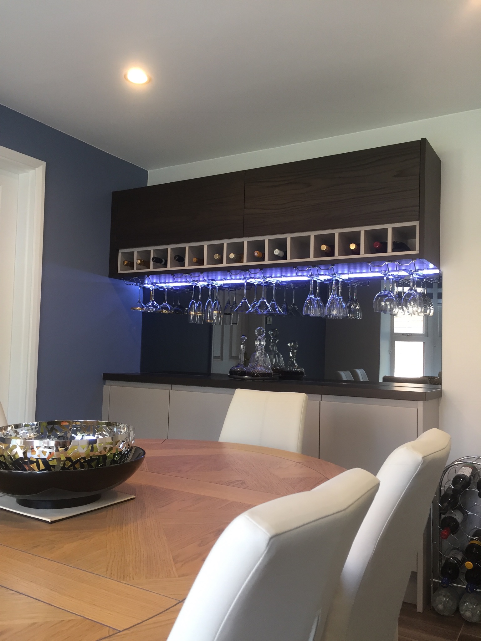 Handleless Gloss Cashmere and Dark Walnut Effect 4 IMG 0040