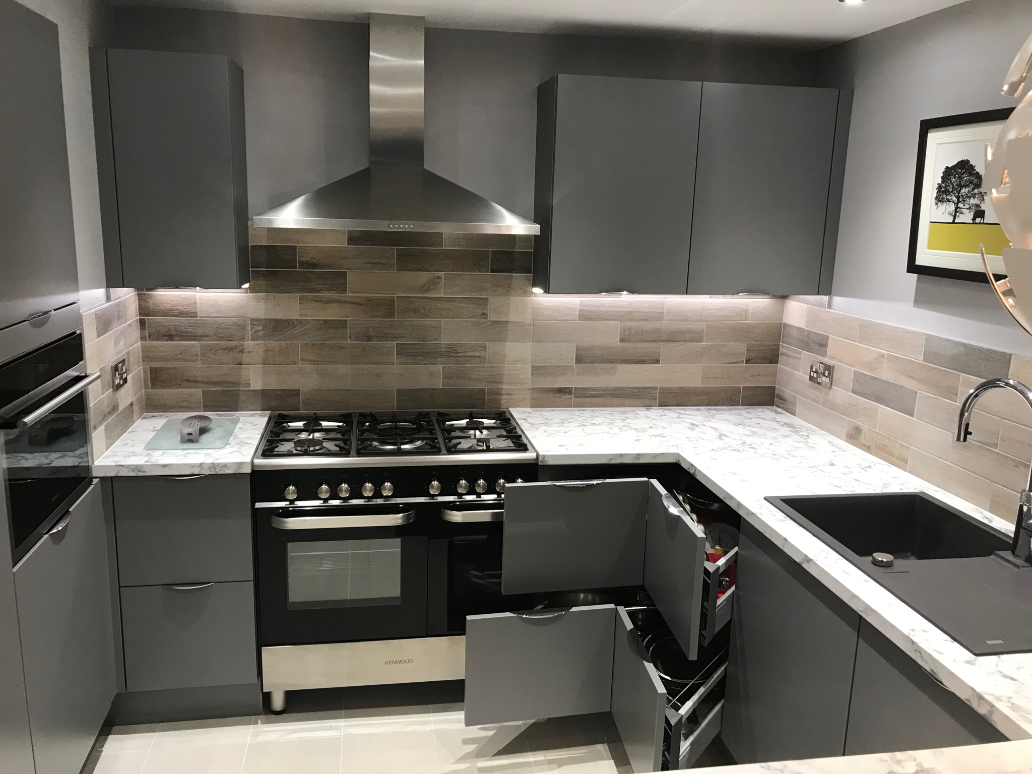 Slab matt painted mid grey kitchen with handles 3 IMG 7326