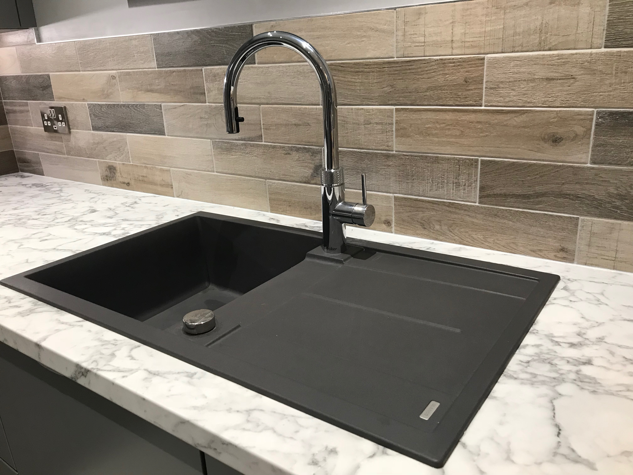 Slab matt painted mid grey kitchen with handles 5 IMG 7327