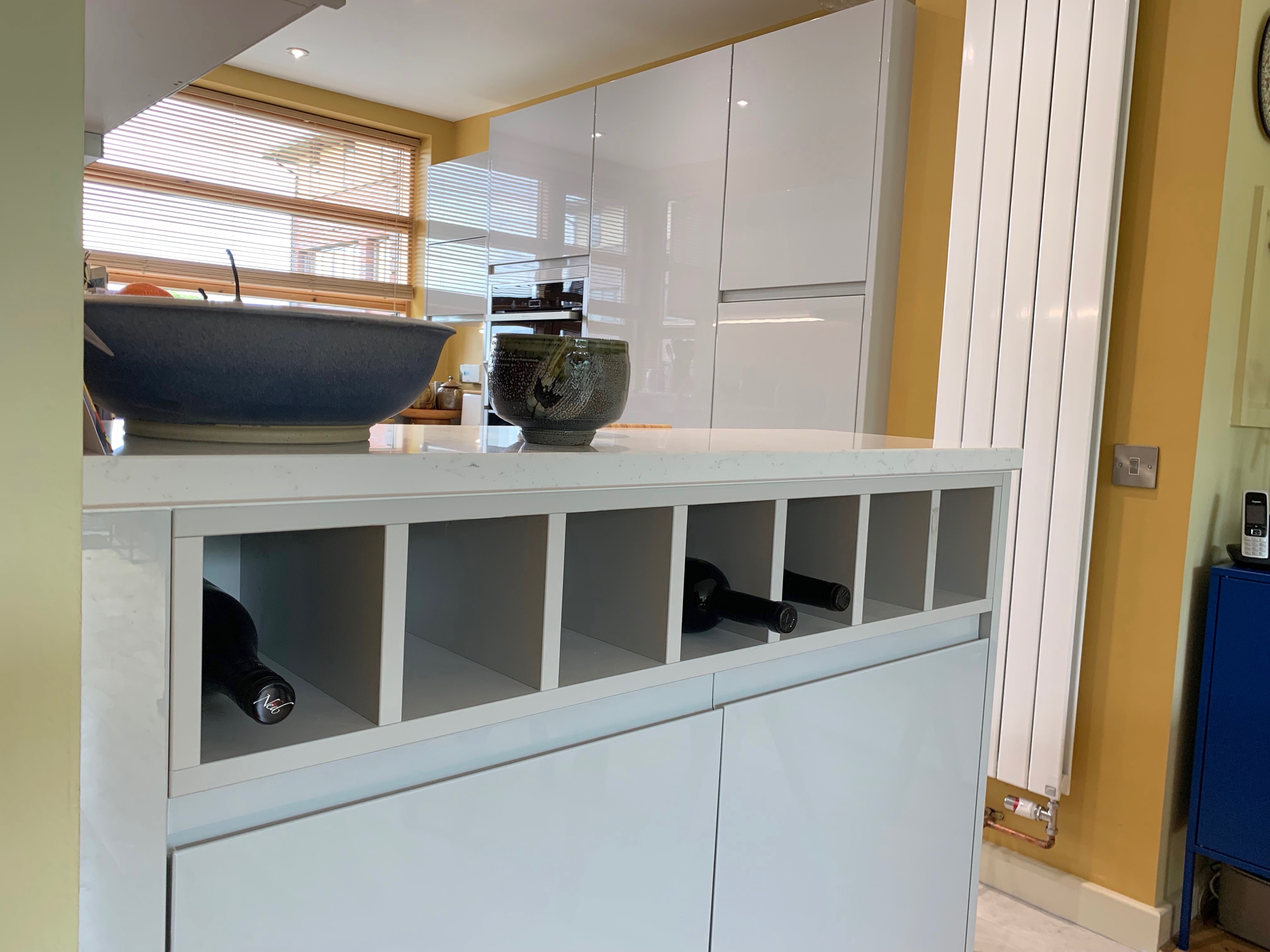 Gloss light grey handleless kitchen 8 IMG 0475