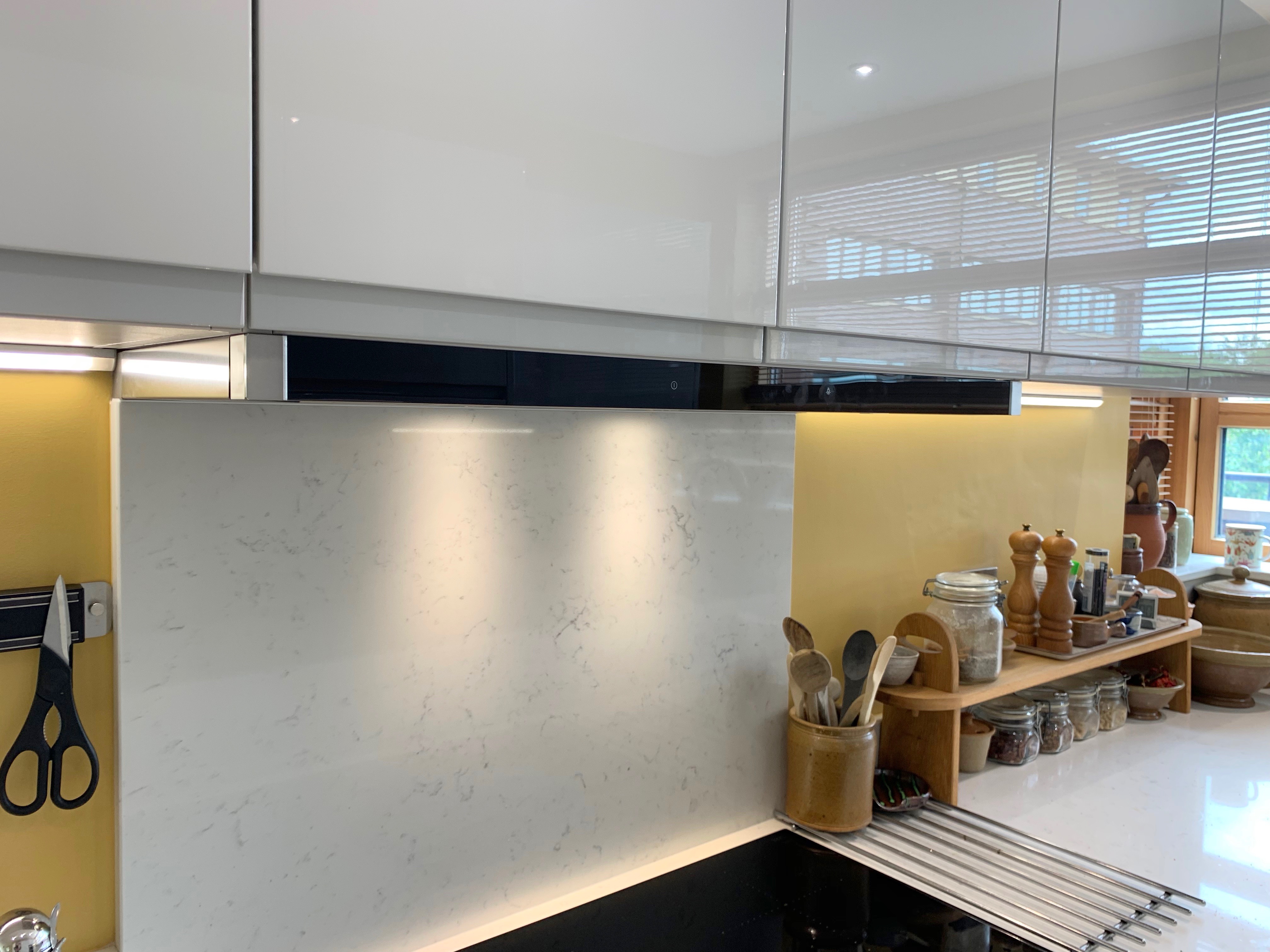 Gloss light grey handleless kitchen 5 IMG 0479