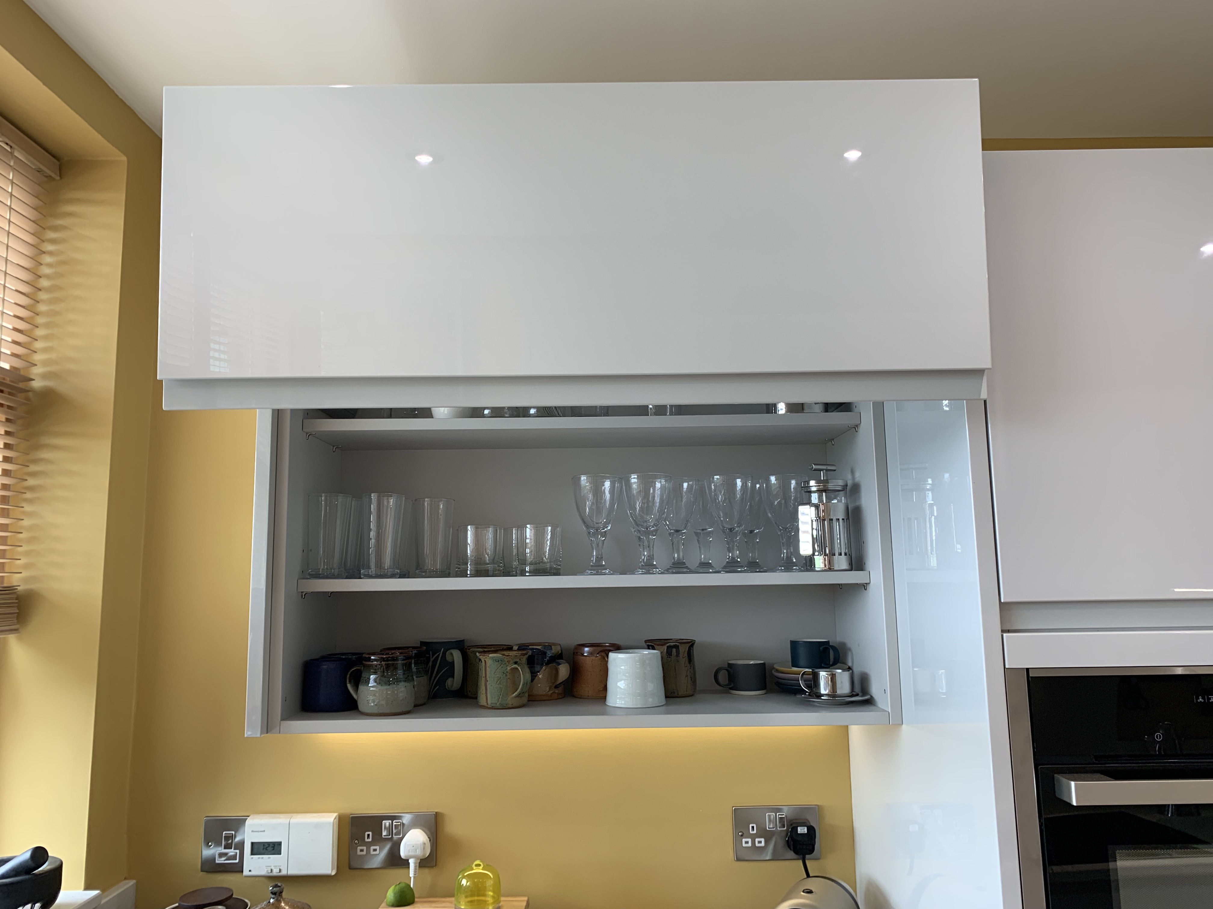 Gloss light grey handleless kitchen 7 IMG 0481
