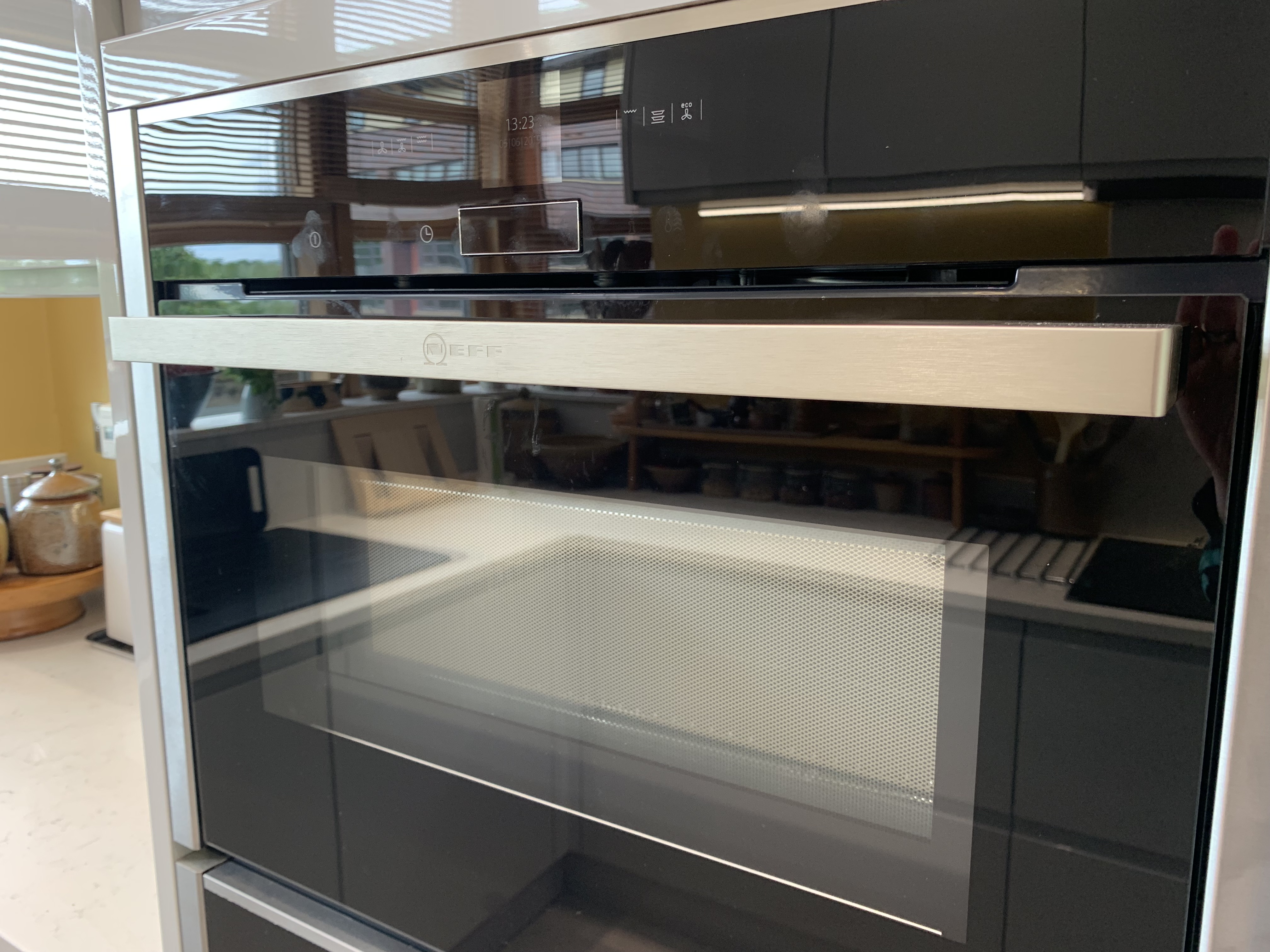 Gloss light grey handleless kitchen 6 IMG 0482