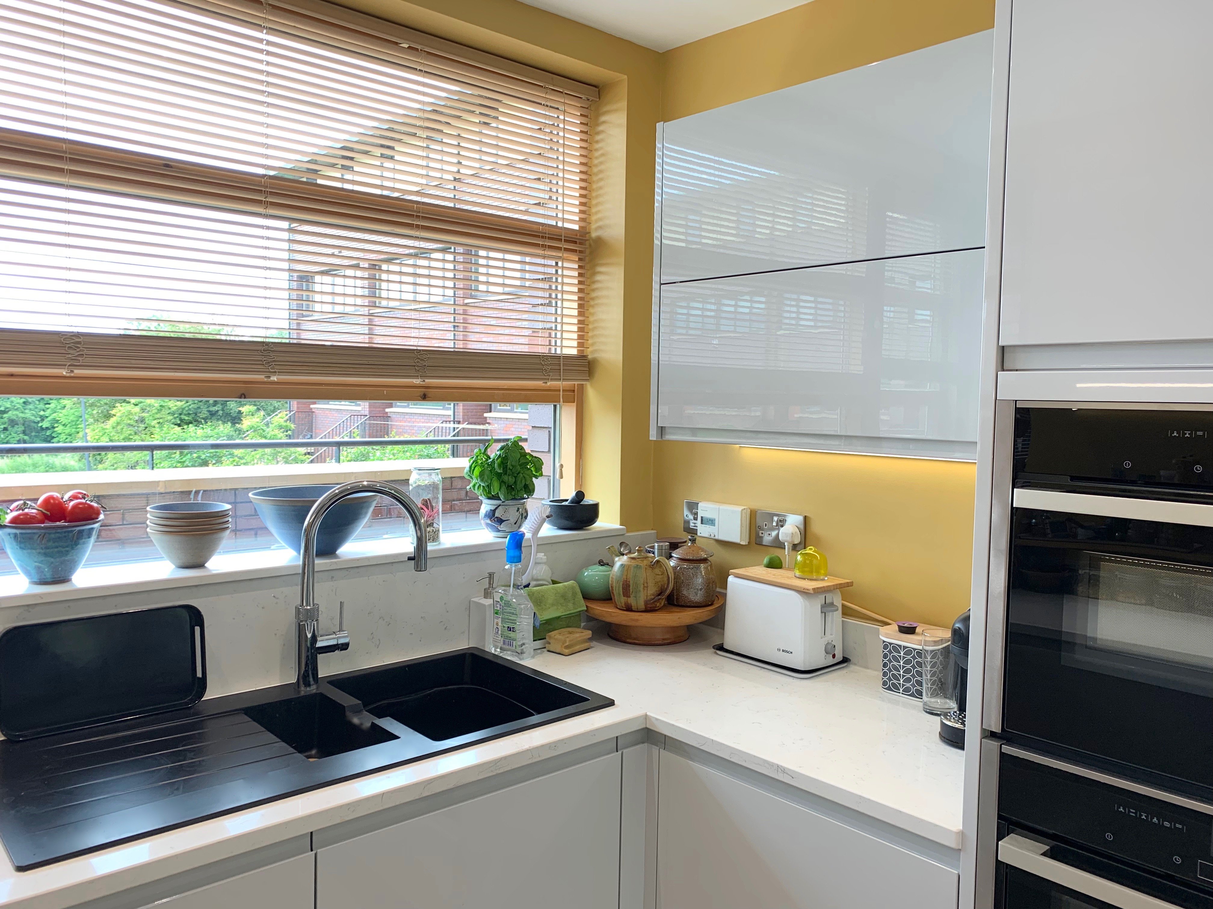 Gloss light grey handleless kitchen 4 IMG 0483