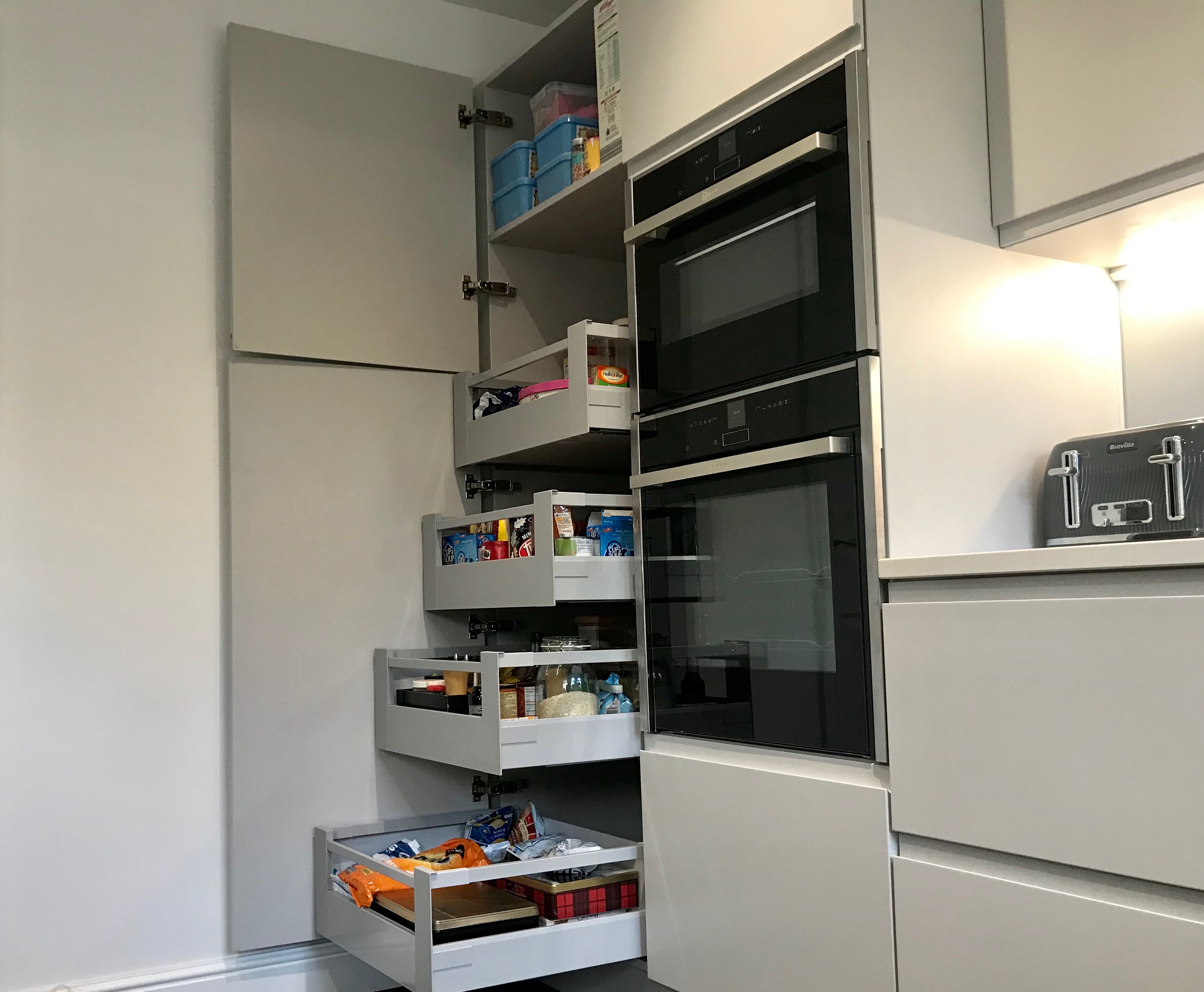 Matt light grey handleless kitchen 6 IMG 9127
