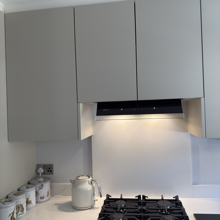 Kitchen Milton Keynes Pale Grey Gas hob in grey kitchen